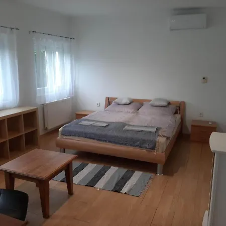 Apartament Poolgarden Nyaralo *