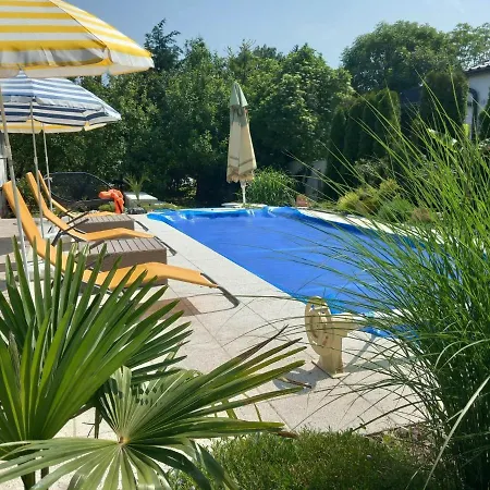 Apartamento Poolgarden Nyaralo *