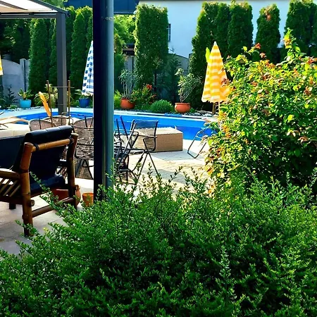 Poolgarden Nyaralo